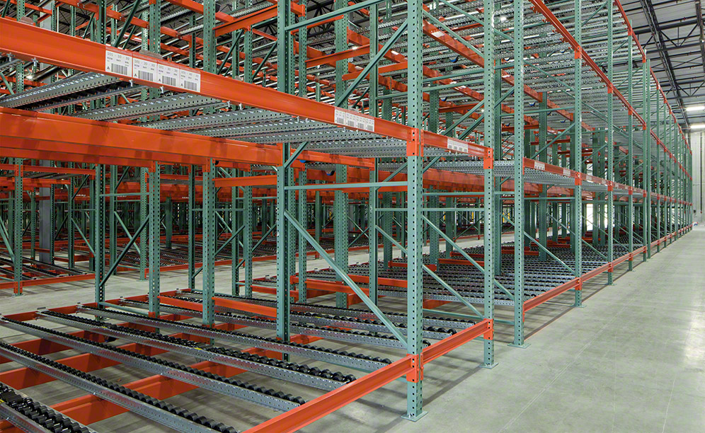 Racks dinámicos con capacidad para almacenar más de 2.000 pallets