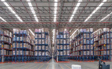 Capacidad para almacenar más de 83.500 pallets en racks selectivos en el centro de distribución de la multinacional Unilever en Brasil