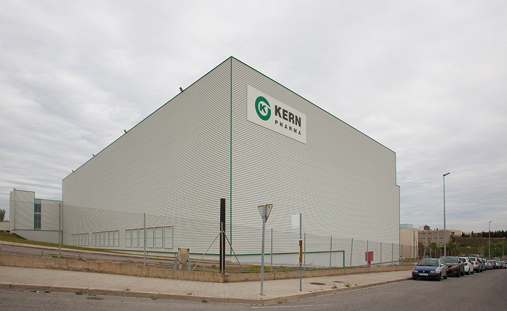 Mecalux construyó un nuevo depósito autoportante de 2.000 m² que mide 26 m de altura y 84 m de longitud