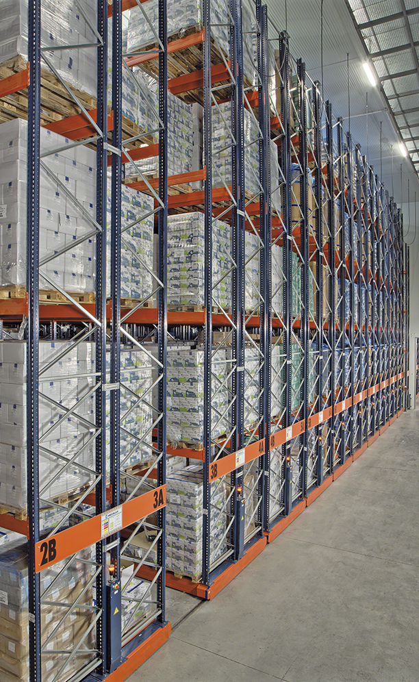 Mecalux equipó el nuevo depósito frigorífico de 3.000 m² con 22 estanterías móviles de 10 m de altura y 38 m de longitud