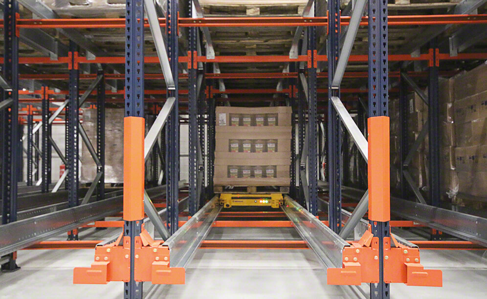 El sistema compacto Pallet Shuttle de Firat Food ofrece una capacidad de almacenamiento superior a 1.500 pallets, repartidos en 128 canales de 10 m de profundidad