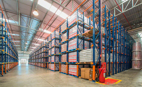 Tres sistemas de almacenamiento clasifican la mercancía del productor lácteo Bela Vista en función de su rotación en su centro de distribución de Minas Gerais (Brasil)