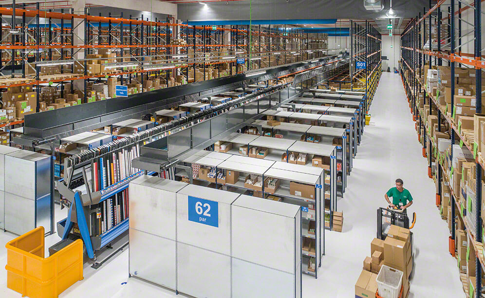 Mecalux ha suministrado todos los equipos de almacenamiento que componen la instalación: estanterías para cargas ligeras con estantes, estanterías de picking dinámico y racks selectivos