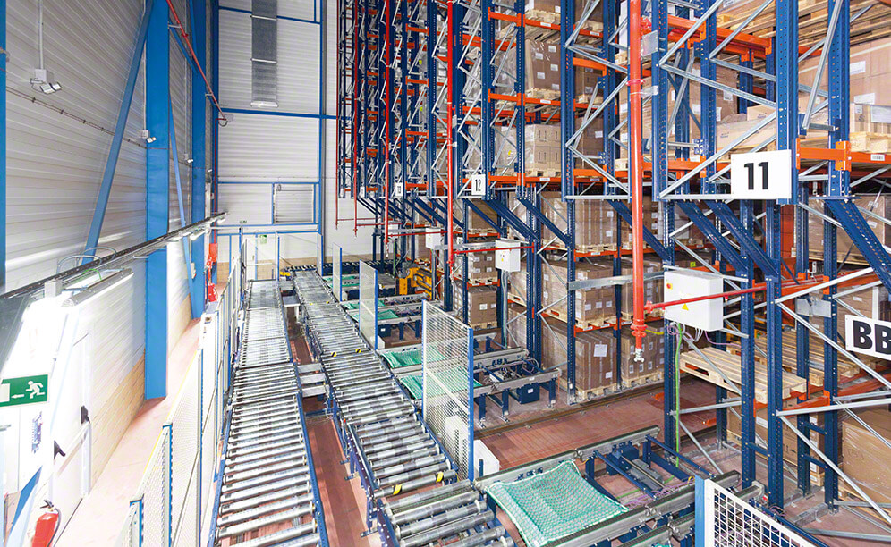 El depósito, totalmente automático en la actualidad y con una capacidad de almacenaje de más de 19.000 pallets, ha mejorado notablemente la productividad de la compañía