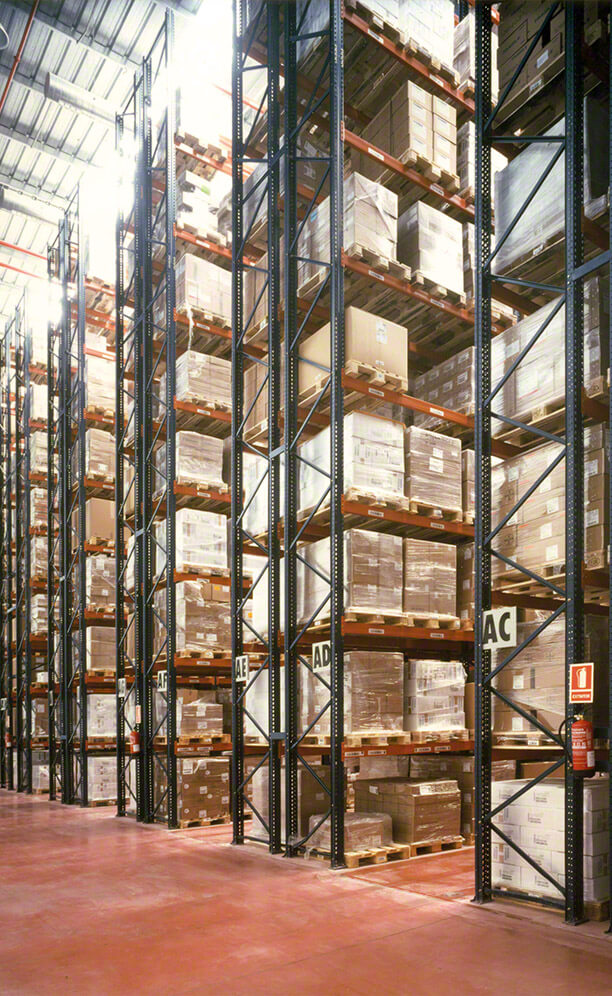 Fases 1 y 2: depósito con capacidad para 12.900 pallets de 800 x 1.200 mm formado por diez pasillos con estanterías de 15 m de altura