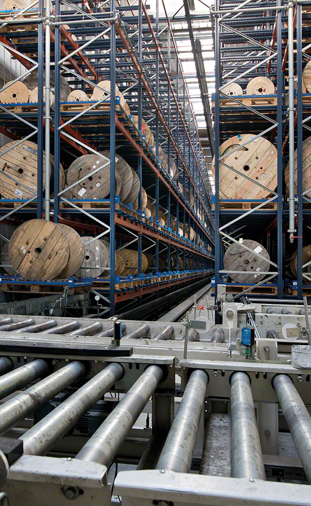 Los racks para bobinas son capaces de almacenar hasta 1.200 pallets de un peso unitario máximo de 1.200 kg