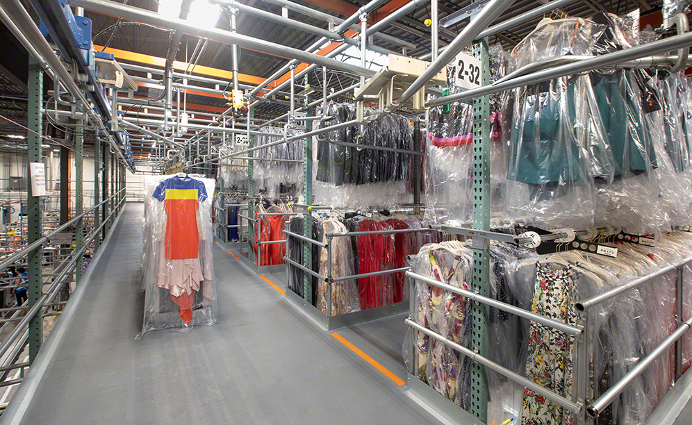 En las estanterías de prenda colgada se gestionan 65.000 vestidos