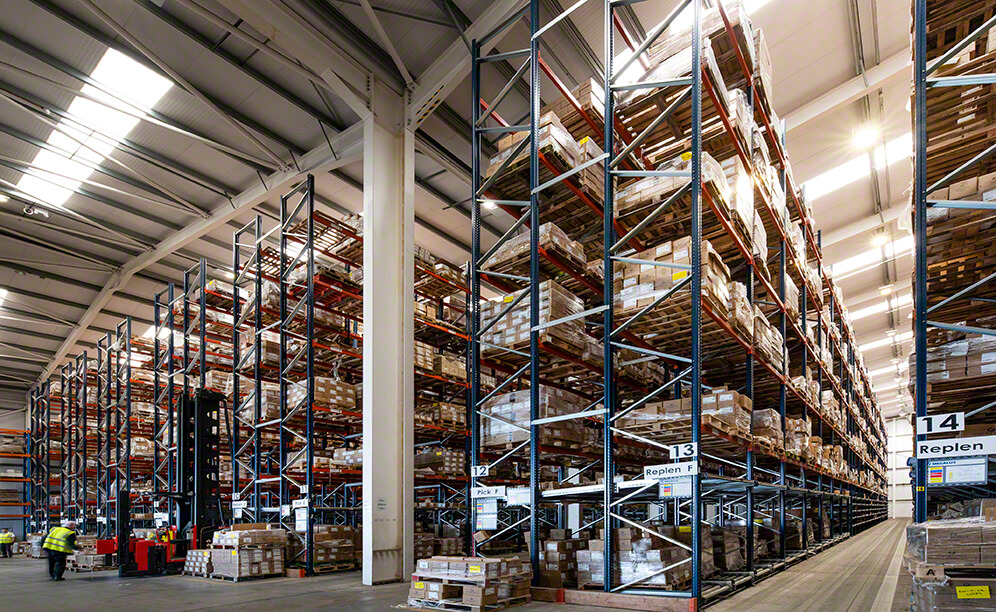 Las estanterías ofrecen una capacidad de almacenaje superior a los 5.000 pallets