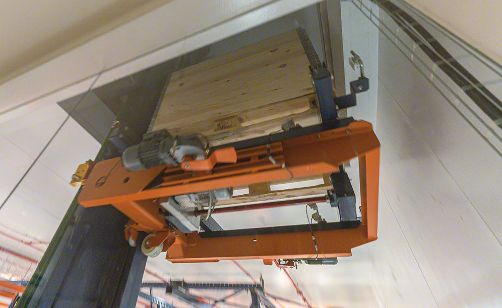 El depósito está conectado con producción mediante un elevador de pallets