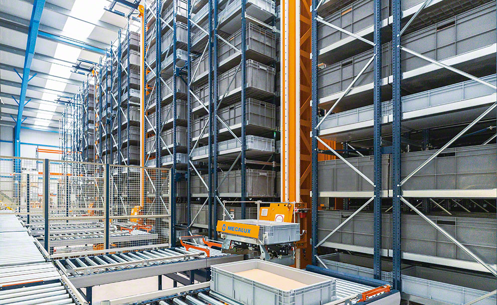 El depósito automático gestiona 8.000 cajas en tan solo 625 m²
