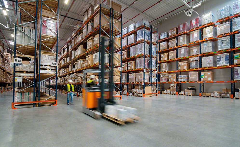 KMC-Services ha equipado dos depósitos de su centro logístico en Polonia con el sistema de racks selectivos de Mecalux