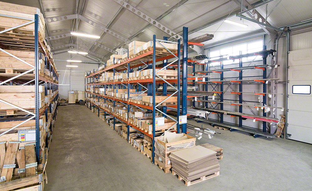 Las estanterías almacenan perfiles metálicos, pallets y cajas de varios tamaños