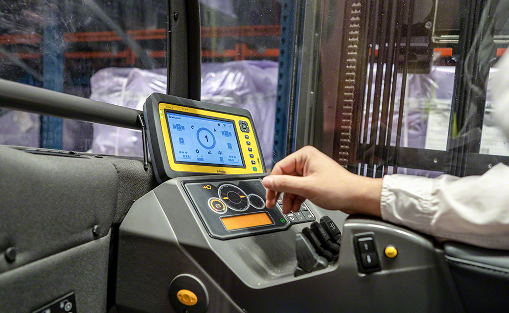 Los operarios utilizan una tableta para dar las órdenes a los carros automáticos