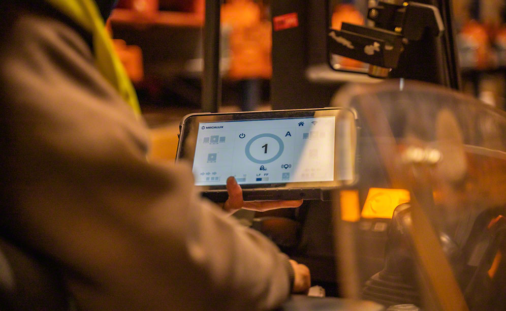 Los operarios de GM Technology dirigen los Pallet Shuttle con una tableta